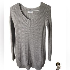 Old Navy grey/silver cableknit v-neck sweater -XS